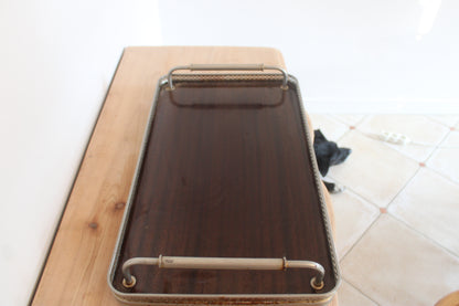 Grand plateau de service vintage en bois foncé et métal argenté – 61 cm