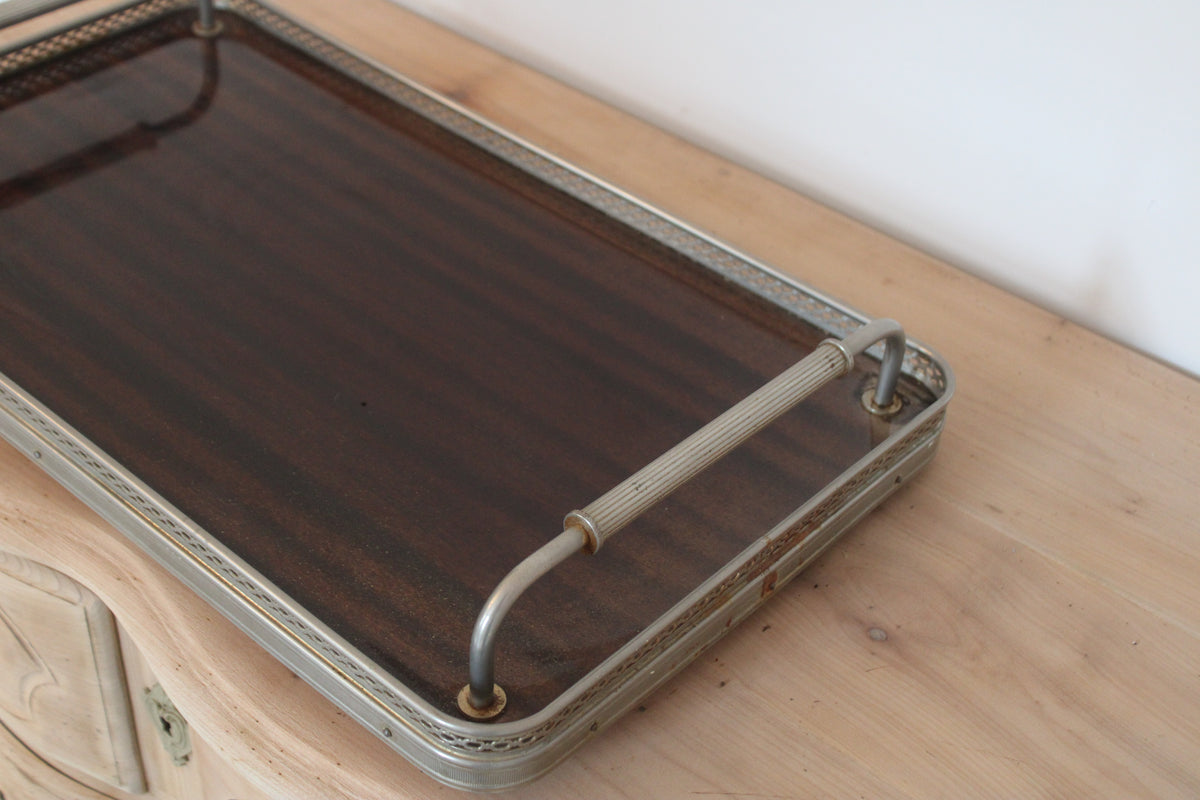 Grand plateau de service vintage en bois foncé et métal argenté – 61 cm