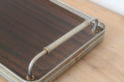 Grand plateau de service vintage en bois foncé et métal argenté – 61 cm