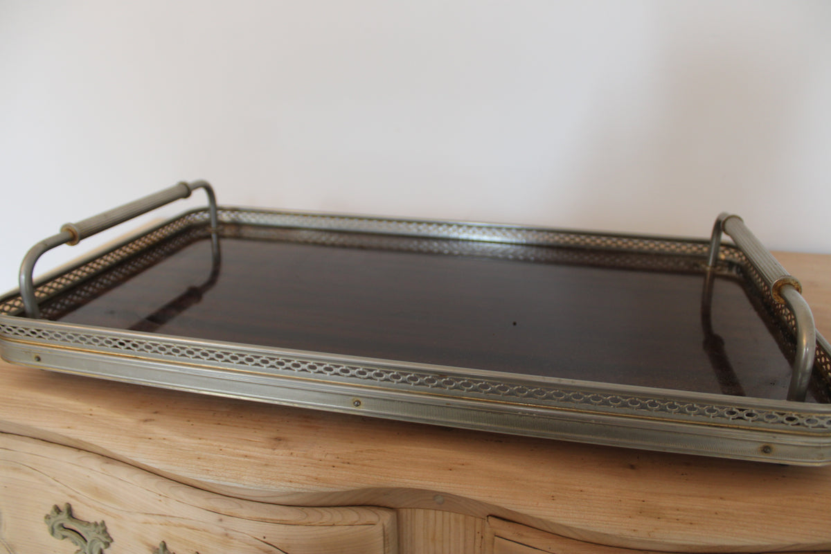 Grand plateau de service vintage en bois foncé et métal argenté – 61 cm