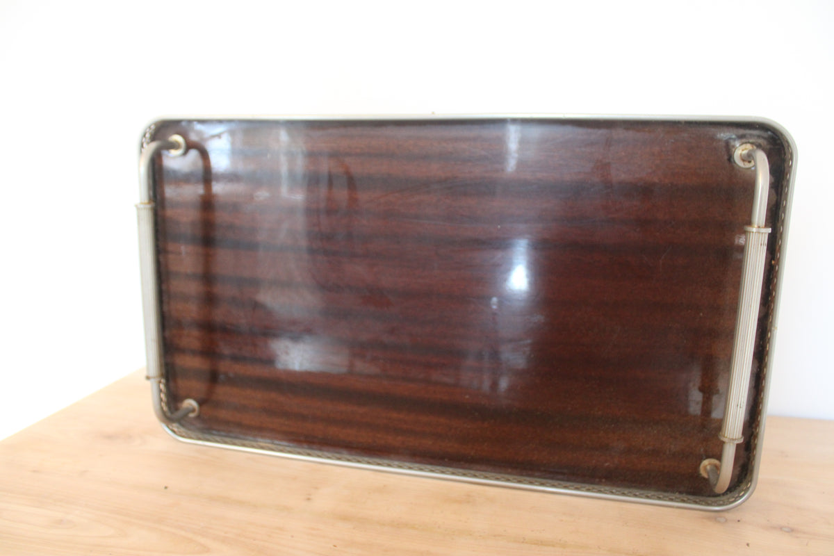 Grand plateau de service vintage en bois foncé et métal argenté – 61 cm