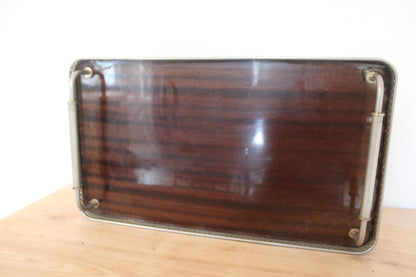 Grand plateau de service vintage en bois foncé et métal argenté – 61 cm