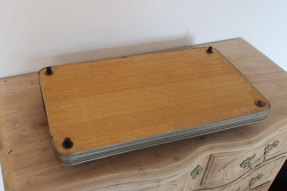 Grand plateau de service vintage en bois foncé et métal argenté – 61 cm