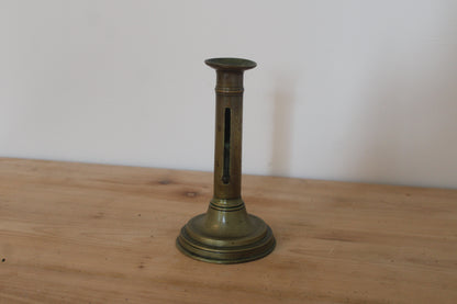 Bougeoir ancien en laiton à poussoir – chandelier vintage patiné H20 cm
