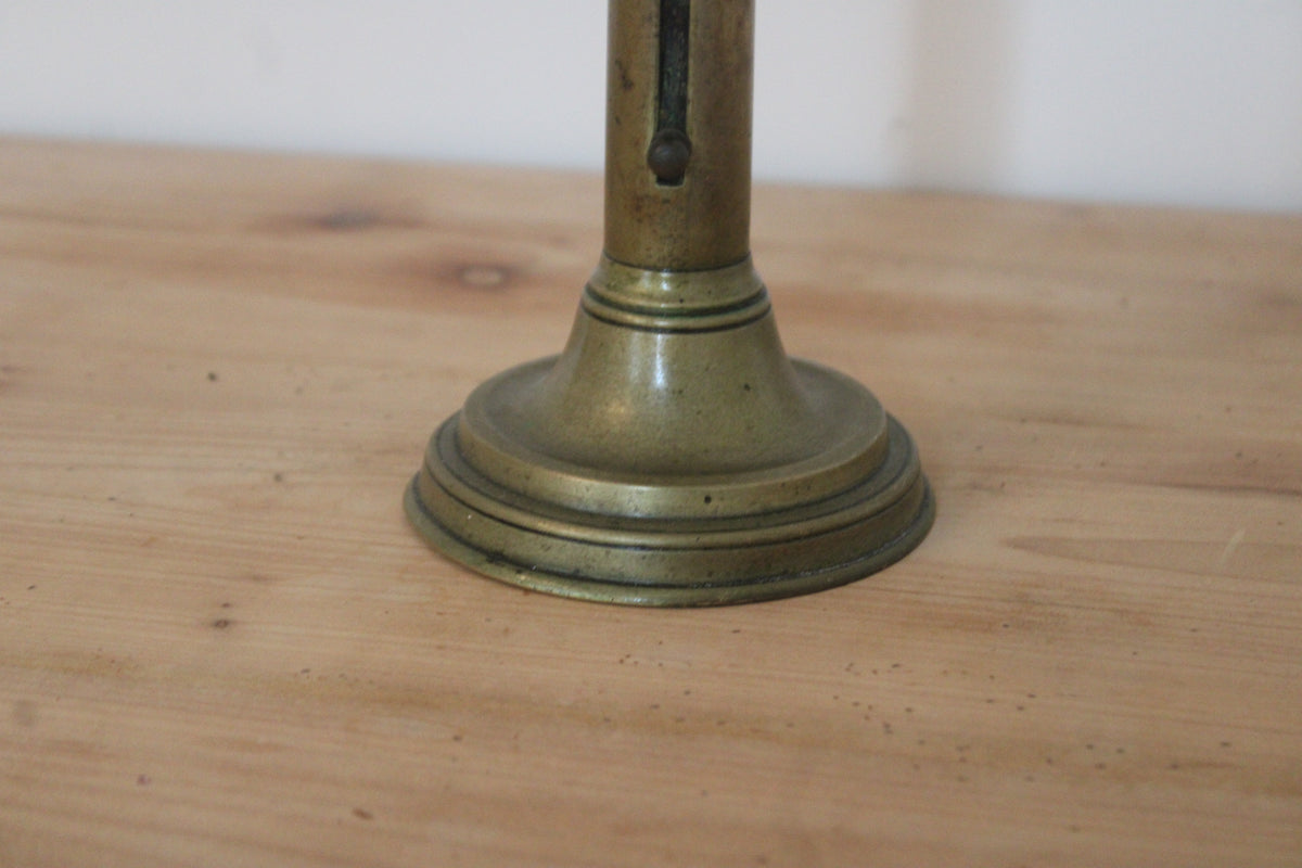 Bougeoir ancien en laiton à poussoir – chandelier vintage patiné H20 cm