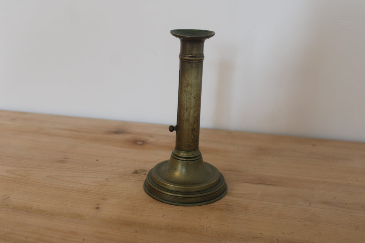 Bougeoir ancien en laiton à poussoir – chandelier vintage patiné H20 cm
