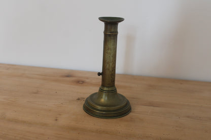 Bougeoir ancien en laiton à poussoir – chandelier vintage patiné H20 cm