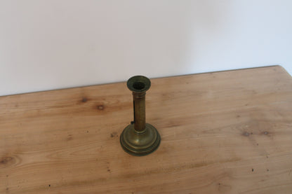 Bougeoir ancien en laiton à poussoir – chandelier vintage patiné H20 cm