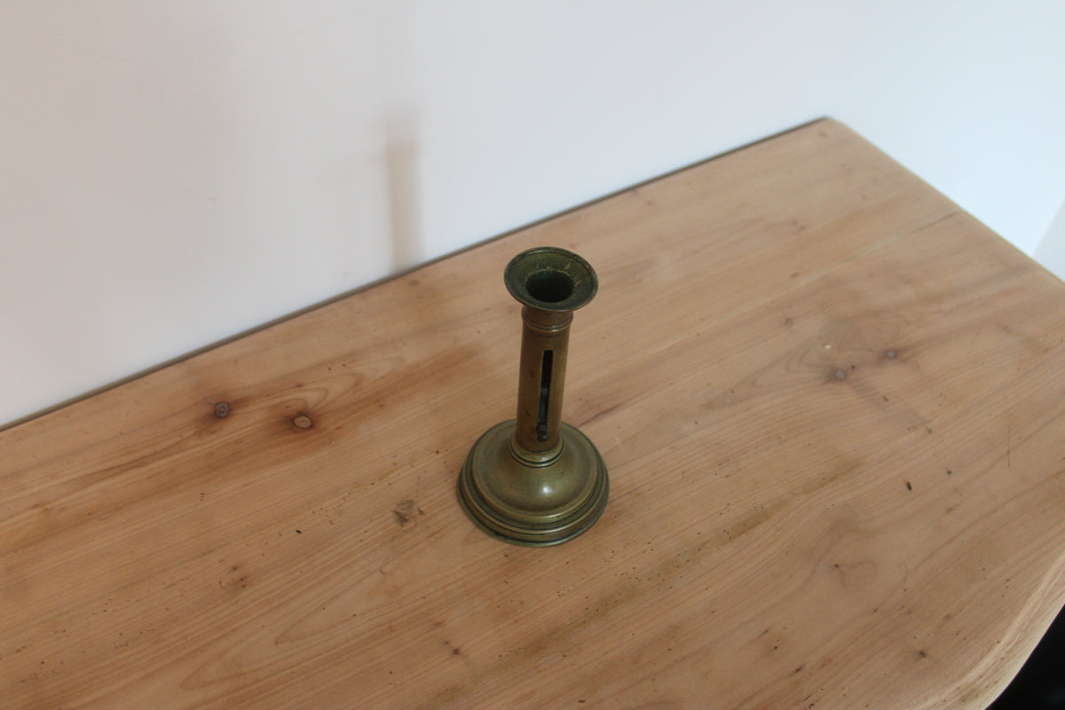 Bougeoir ancien en laiton à poussoir – chandelier vintage patiné H20 cm