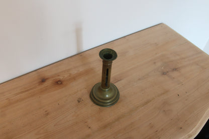 Bougeoir ancien en laiton à poussoir – chandelier vintage patiné H20 cm