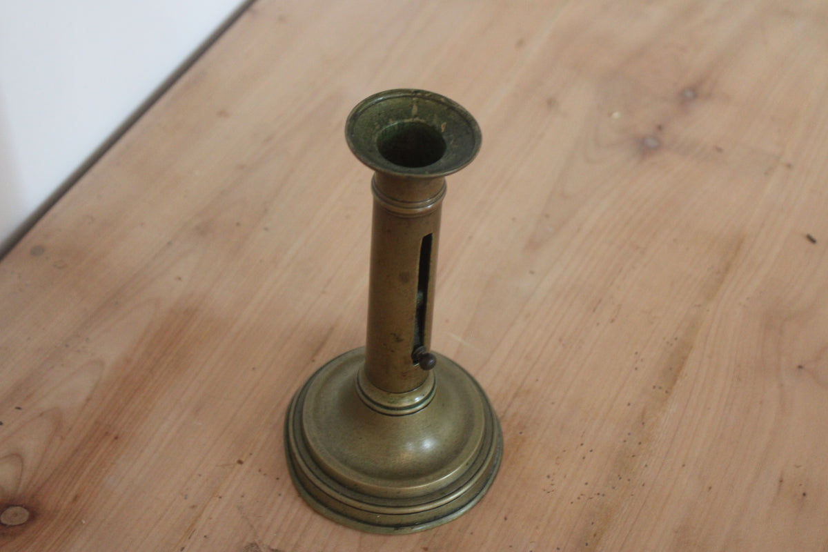 Bougeoir ancien en laiton à poussoir – chandelier vintage patiné H20 cm