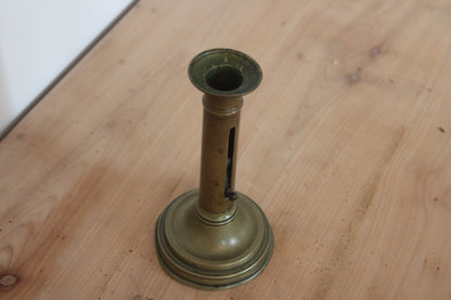 Bougeoir ancien en laiton à poussoir – chandelier vintage patiné H20 cm
