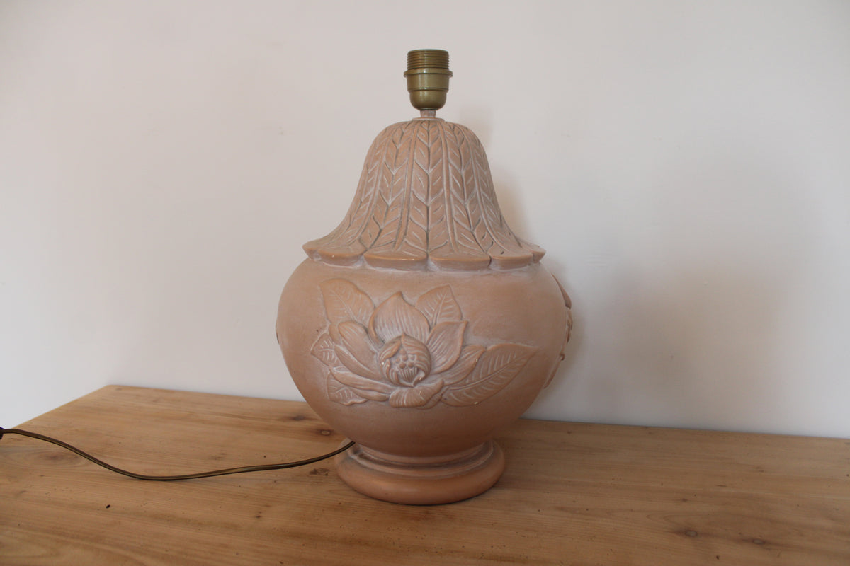 Grande lampe vintage en céramique rose poudré à fleurs en relief – H42 cm