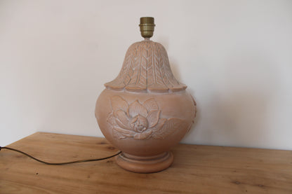 Grande lampe vintage en céramique rose poudré à fleurs en relief – H42 cm