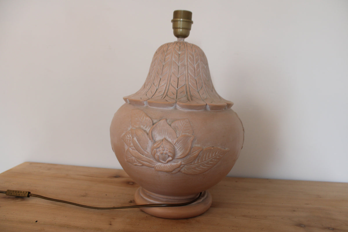 Grande lampe vintage en céramique rose poudré à fleurs en relief – H42 cm