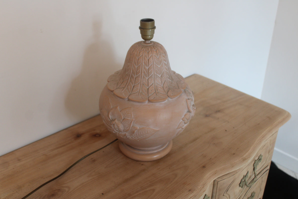 Grande lampe vintage en céramique rose poudré à fleurs en relief – H42 cm