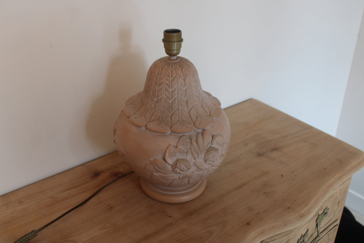 Grande lampe vintage en céramique rose poudré à fleurs en relief – H42 cm