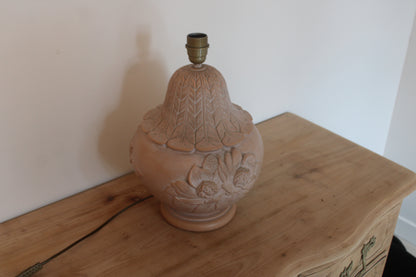 Grande lampe vintage en céramique rose poudré à fleurs en relief – H42 cm