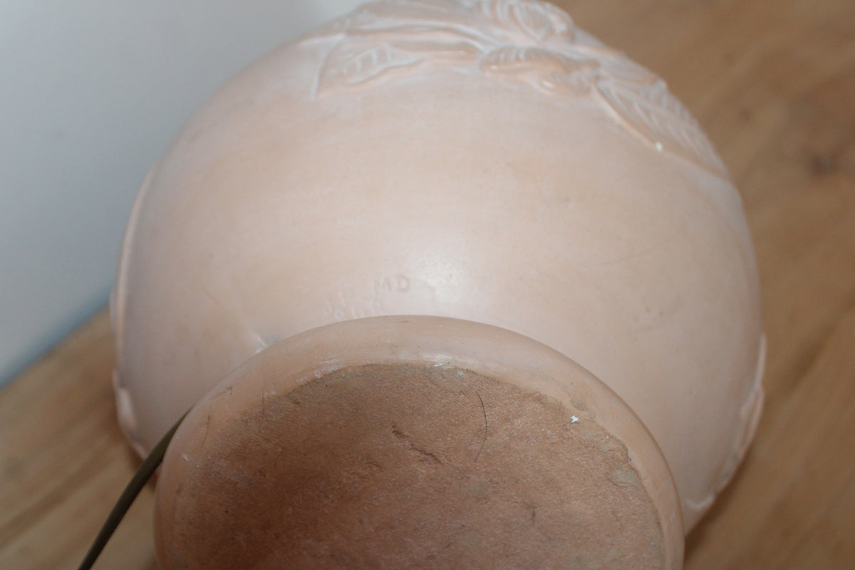 Grande lampe vintage en céramique rose poudré à fleurs en relief – H42 cm