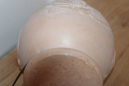 Grande lampe vintage en céramique rose poudré à fleurs en relief – H42 cm