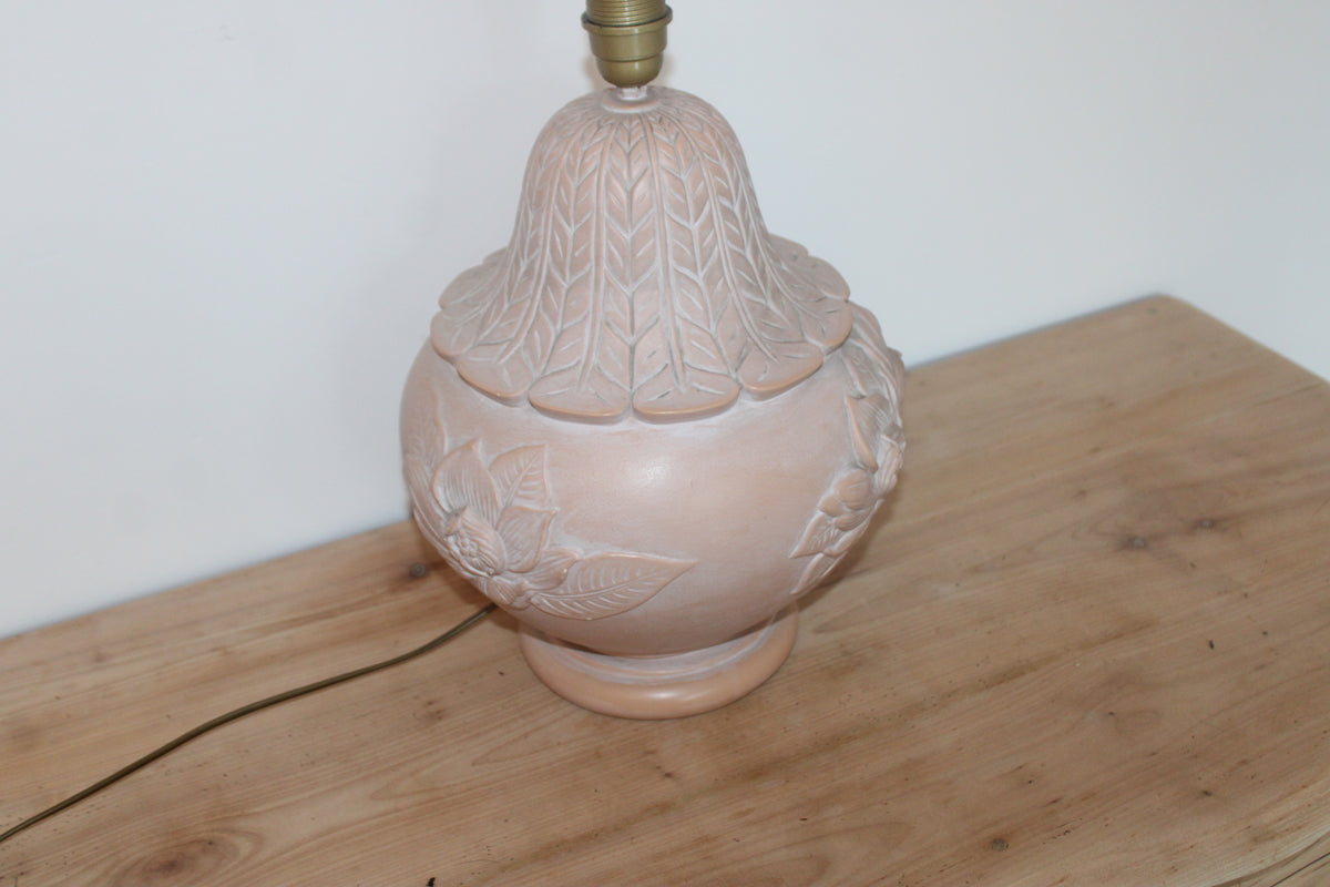 Grande lampe vintage en céramique rose poudré à fleurs en relief – H42 cm