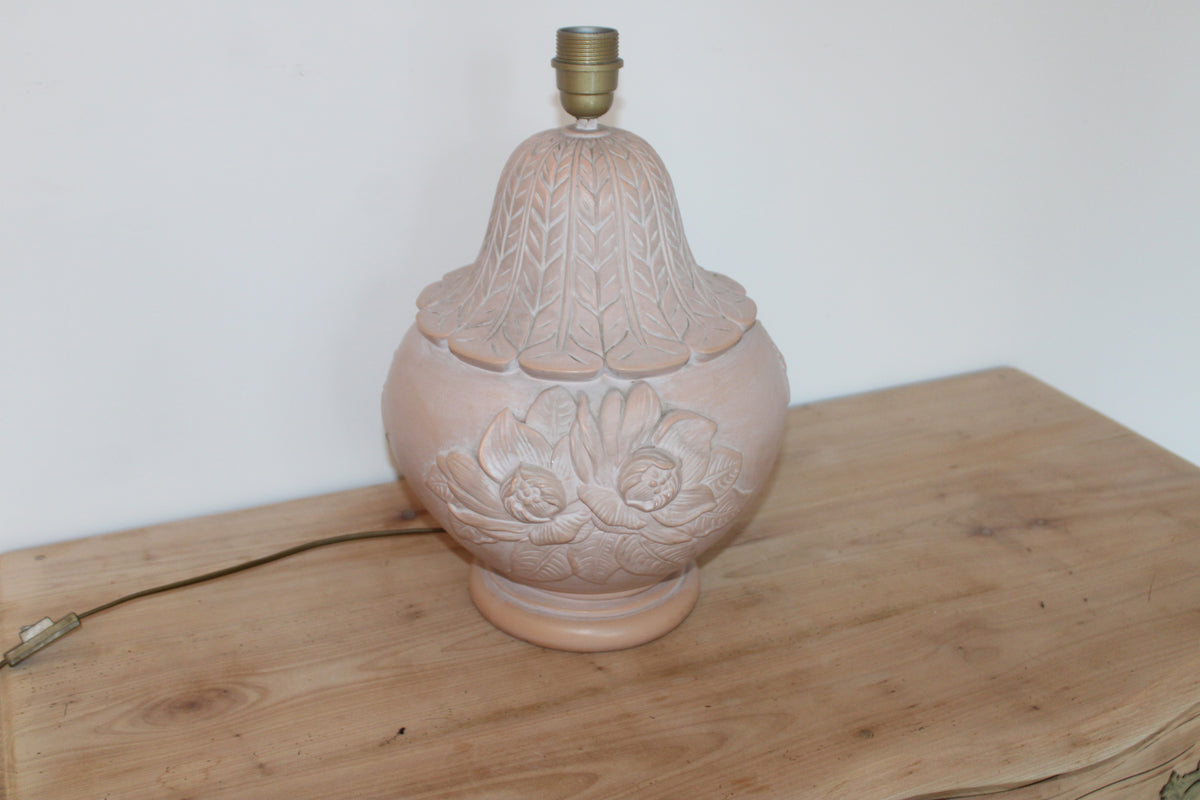 Grande lampe vintage en céramique rose poudré à fleurs en relief – H42 cm
