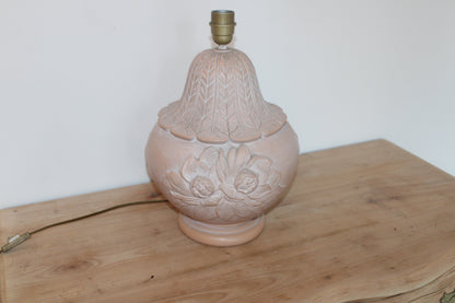 Grande lampe vintage en céramique rose poudré à fleurs en relief – H42 cm