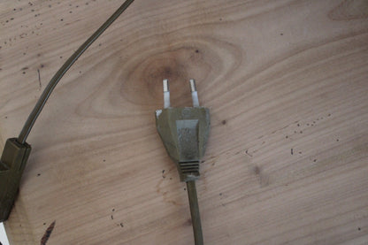 Grande lampe vintage en céramique rose poudré à fleurs en relief – H42 cm