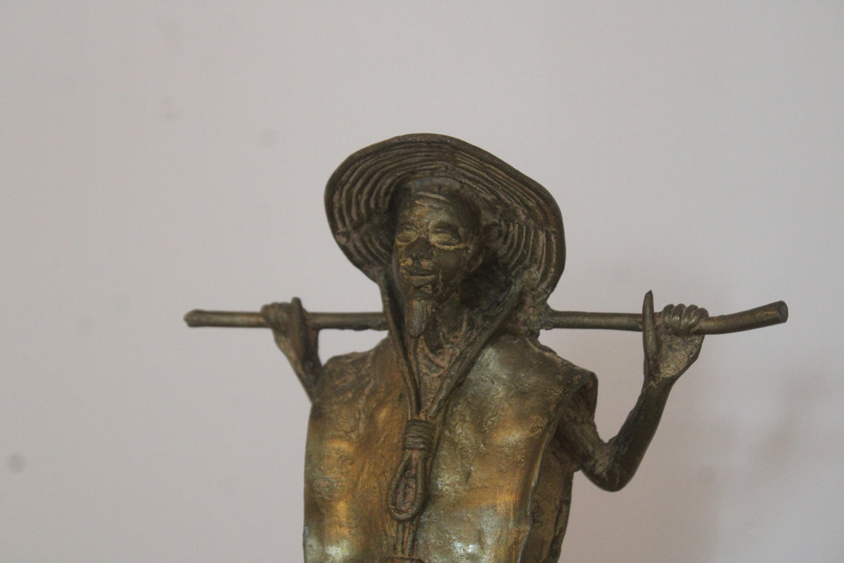 Statuette africaine vintage en métal doré – personnage porteur – H34 cm