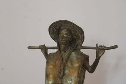 Statuette africaine vintage en métal doré – personnage porteur – H34 cm