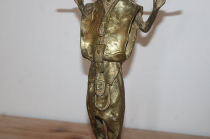 Statuette africaine vintage en métal doré – personnage porteur – H34 cm