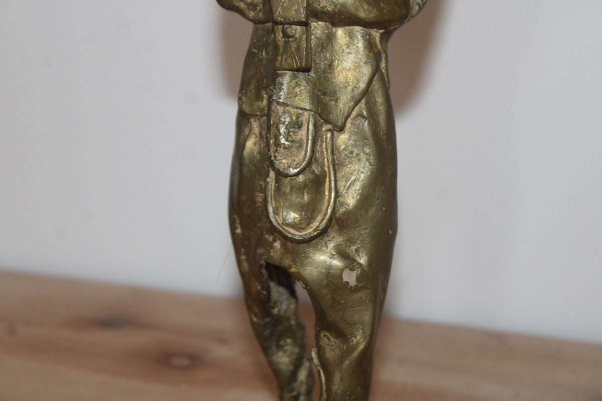 Statuette africaine vintage en métal doré – personnage porteur – H34 cm