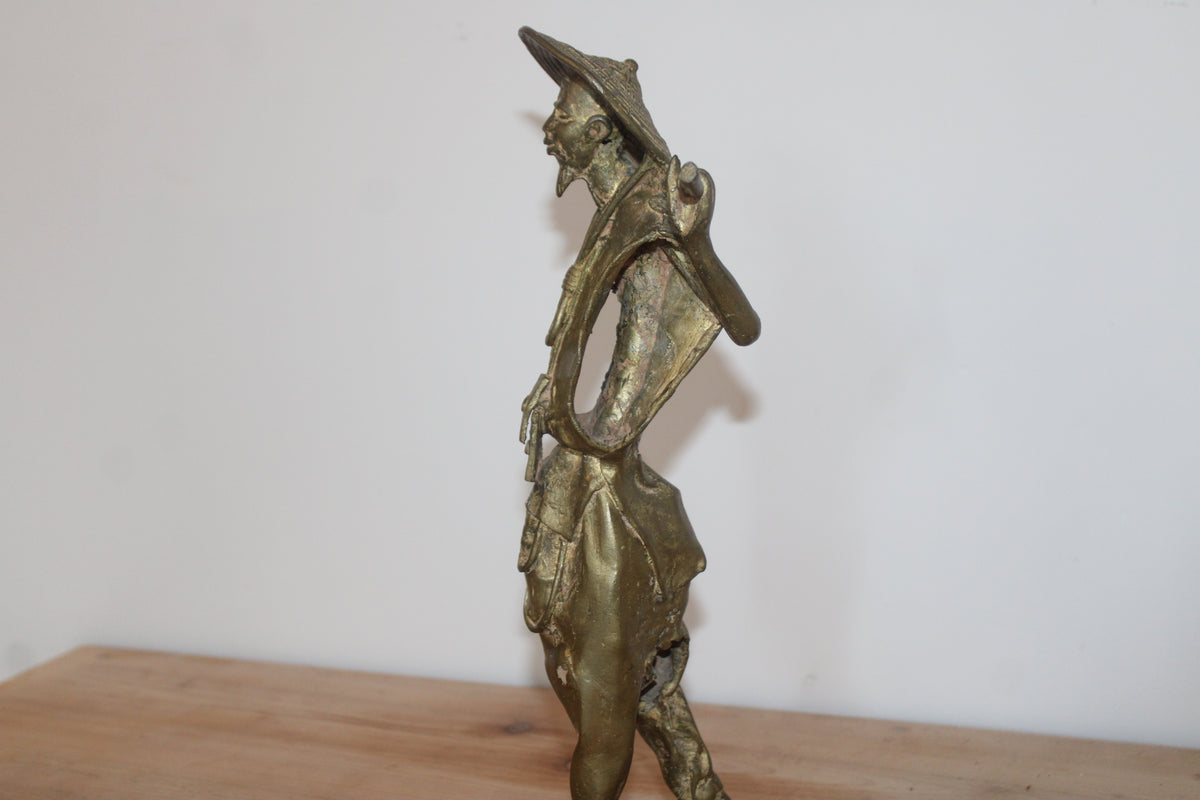 Statuette africaine vintage en métal doré – personnage porteur – H34 cm