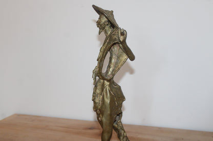 Statuette africaine vintage en métal doré – personnage porteur – H34 cm