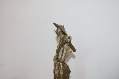 Statuette africaine vintage en métal doré – personnage porteur – H34 cm
