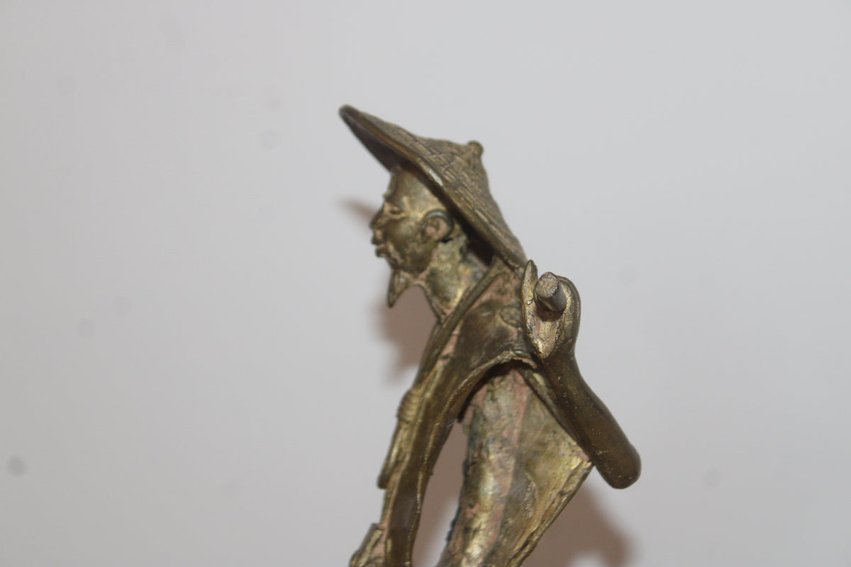Statuette africaine vintage en métal doré – personnage porteur – H34 cm