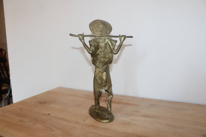 Statuette africaine vintage en métal doré – personnage porteur – H34 cm