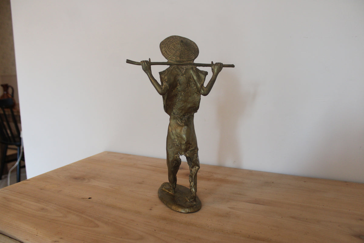 Statuette africaine vintage en métal doré – personnage porteur – H34 cm