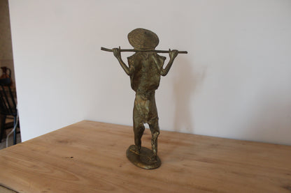 Statuette africaine vintage en métal doré – personnage porteur – H34 cm