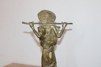 Statuette africaine vintage en métal doré – personnage porteur – H34 cm