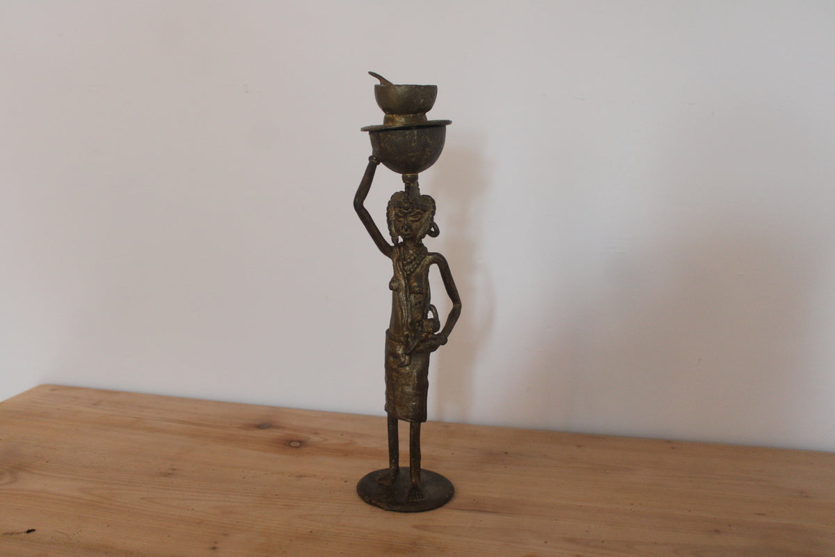 Statuette africaine en bronze/laiton – Femme porteuse avec enfant et coupelle – H35 cm