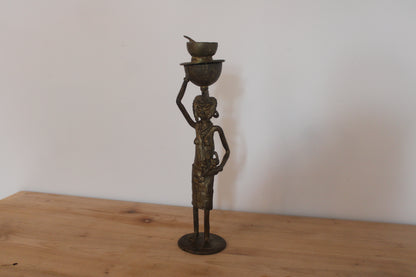 Statuette africaine en bronze/laiton – Femme porteuse avec enfant et coupelle – H35 cm