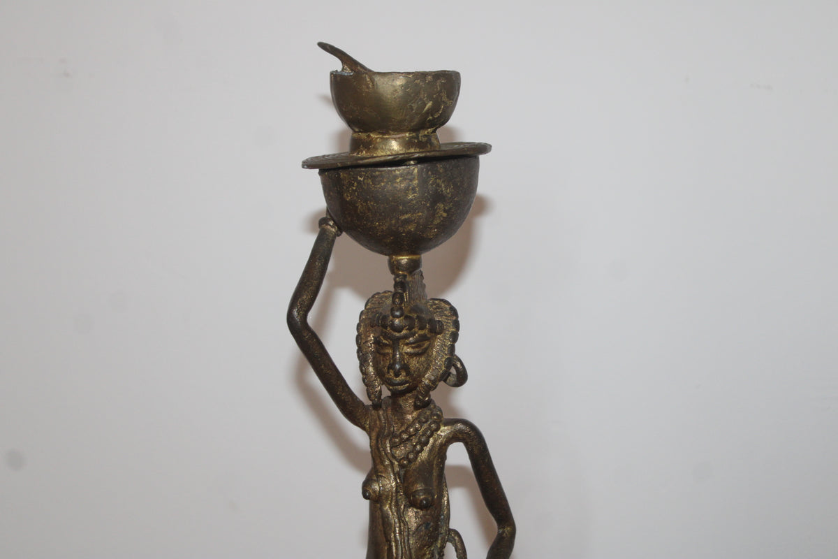 Statuette africaine en bronze/laiton – Femme porteuse avec enfant et coupelle – H35 cm