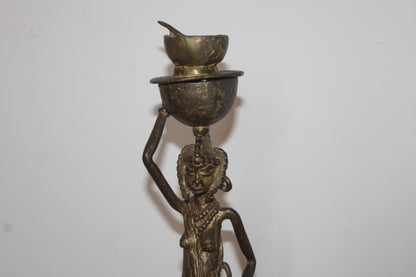 Statuette africaine en bronze/laiton – Femme porteuse avec enfant et coupelle – H35 cm