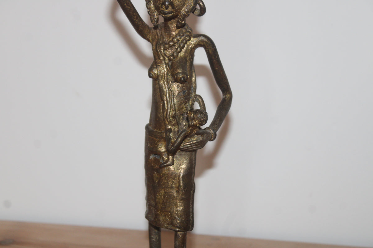 Statuette africaine en bronze/laiton – Femme porteuse avec enfant et coupelle – H35 cm