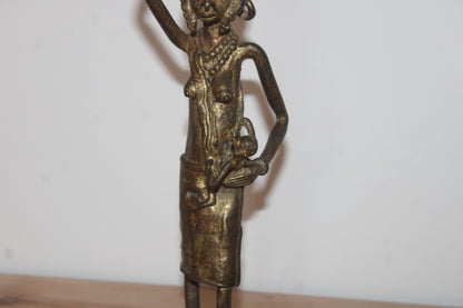 Statuette africaine en bronze/laiton – Femme porteuse avec enfant et coupelle – H35 cm