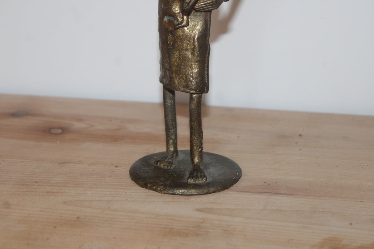 Statuette africaine en bronze/laiton – Femme porteuse avec enfant et coupelle – H35 cm