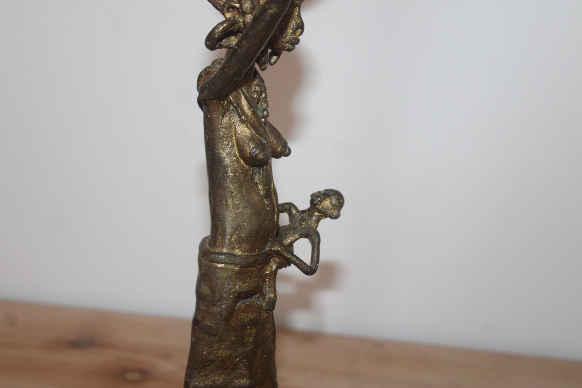 Statuette africaine en bronze/laiton – Femme porteuse avec enfant et coupelle – H35 cm