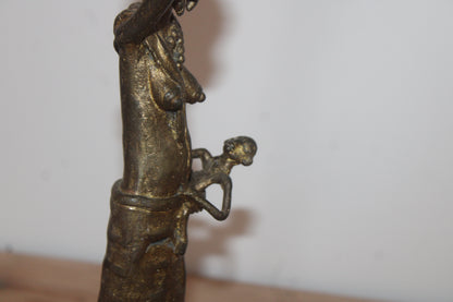 Statuette africaine en bronze/laiton – Femme porteuse avec enfant et coupelle – H35 cm