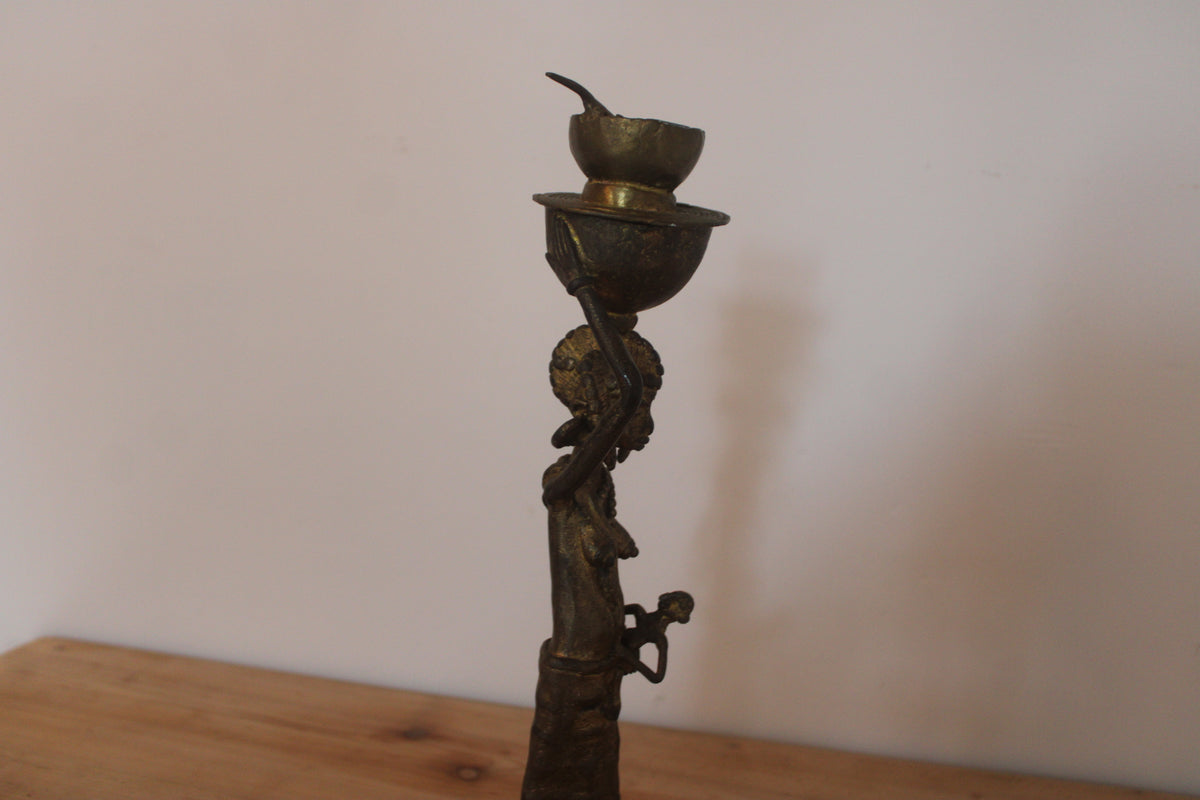 Statuette africaine en bronze/laiton – Femme porteuse avec enfant et coupelle – H35 cm